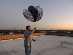 Thomas Krahn KT5TK launching the Mylar ballons carrying the KT5TK-11 APRS payload