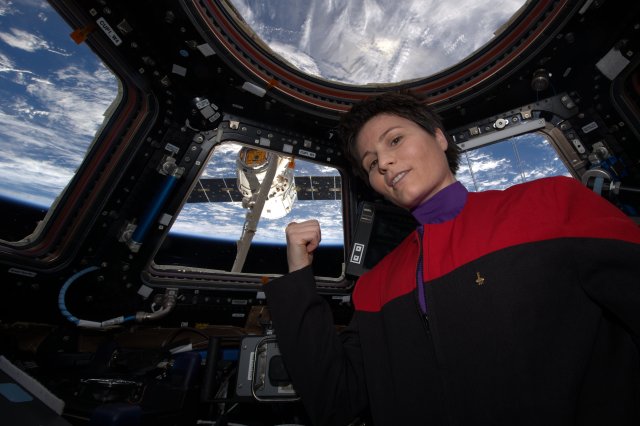 Astronaut Samantha Cristoforetti IZ0UDF points at the Dargon spacecraft she just grappled on April 17, 2015 with the 16m-long ISS robotic arm