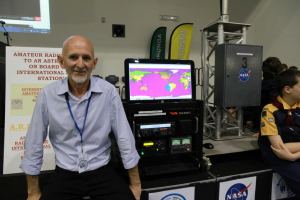 Shane Lynd VK4KHZ at Glenmore State High School - Credit ABC News